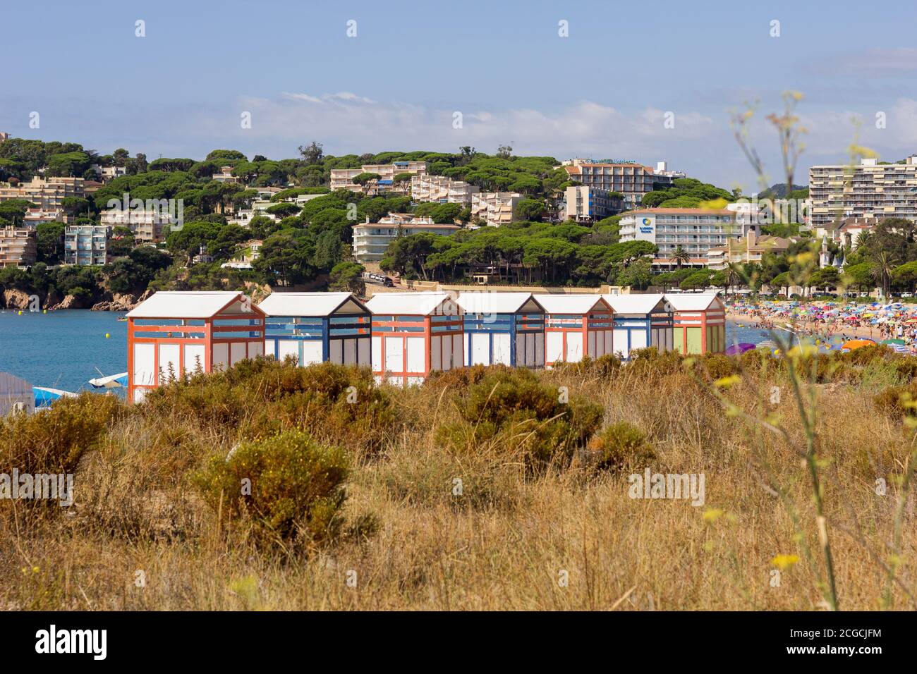 Tipiche capanne colorate per bagnanti a cambiare vestiti sulla Costa Brava, Catalogna, Spagna. Immagine tipica di alcune spiagge. Foto Stock