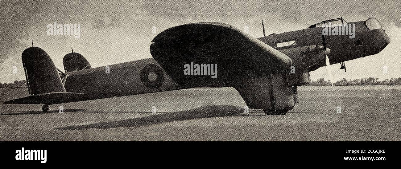 Un taglio di giornale che mostra un Fairey Hendon, un pesante bombardiere britannico, il primo monoplano low-wing interamente in metallo ad entrare in servizio con la Royal Air Force. Fu progettato da Fairey Aviation alla fine degli anni '20 e servito in piccoli numeri con uno Squadrone della RAF tra il 1936 e il 1939. Foto Stock