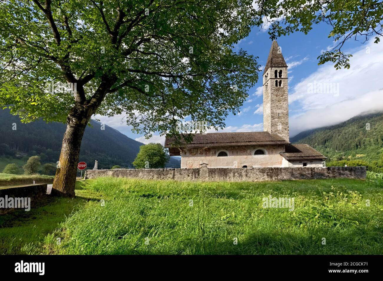 La chiesa di Sant'Antonio Abate di Pelugo. Val di Rendena, provincia di Trento, Trentino Alto Adige, Italia, Europa. Foto Stock