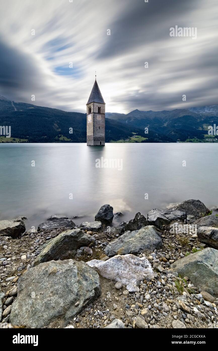 Il campanile di Curon nel lago di Resia. Val Venosta, provincia di Bolzano, Trentino Alto Adige, Italia, Europa. Foto Stock