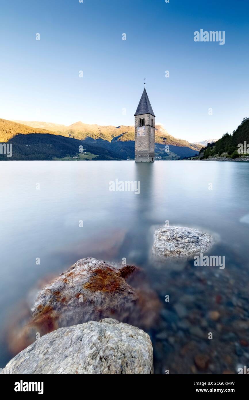 Il campanile di Curon nel lago di Resia. Val Venosta, provincia di Bolzano, Trentino Alto Adige, Italia, Europa. Foto Stock