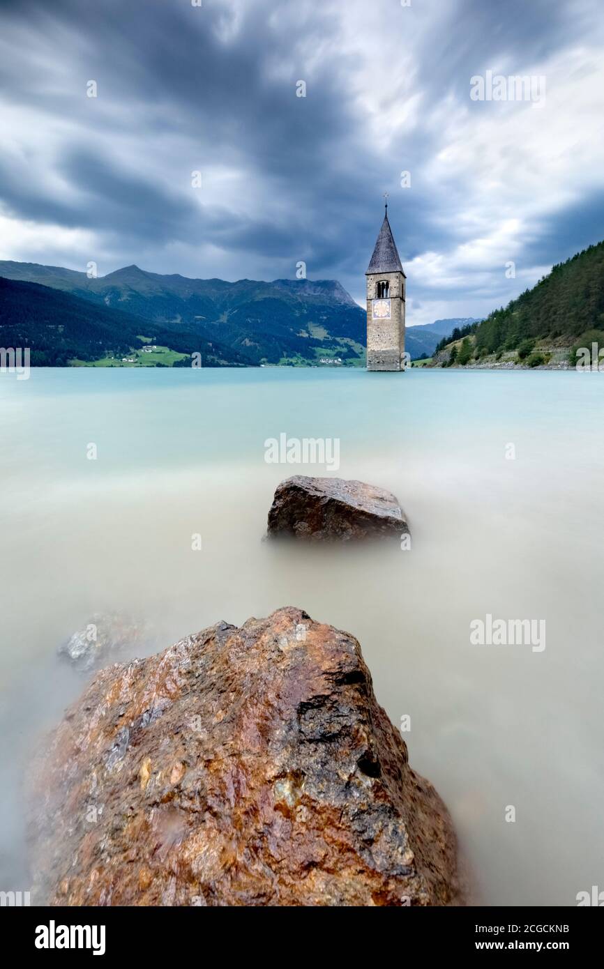 Il campanile di Curon nel lago di Resia. Val Venosta, provincia di Bolzano, Trentino Alto Adige, Italia, Europa. Foto Stock