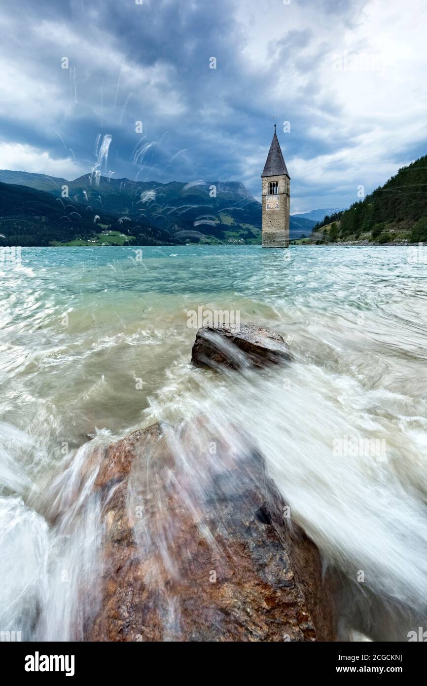 Il campanile di Curon nel lago di Resia. Val Venosta, provincia di Bolzano, Trentino Alto Adige, Italia, Europa. Foto Stock