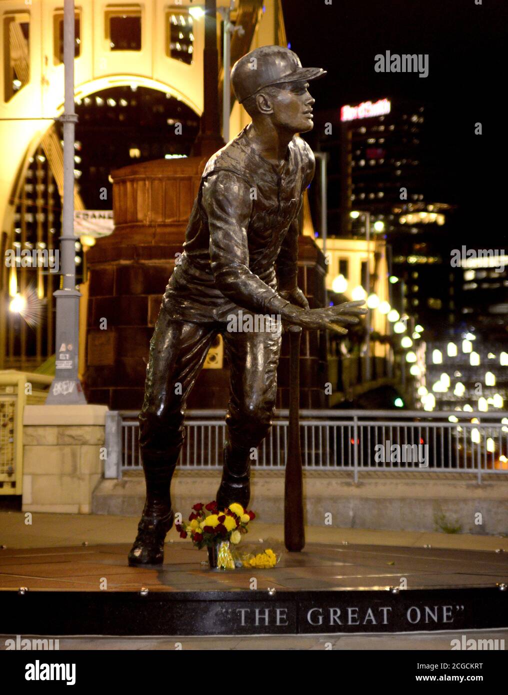 Pittsburgh, Stati Uniti. 10 settembre 2020. Una piccola esposizione floreale poggia ai piedi della statua di Roberto Clemente fuori del PNC Park a Pittsburgh per celebrare il Robert Clemente Day mercoledì 9 settembre 2020. Ogni pirata di Pittsburgh indossava il numero 21 per onorare l'outfielder della Hall of Fame Roberto Clemente durante il loro 8-1 perso ai Chicago White Sox. Foto di Archie Carpenter/UPI Credit: UPI/Alamy Live News Foto Stock