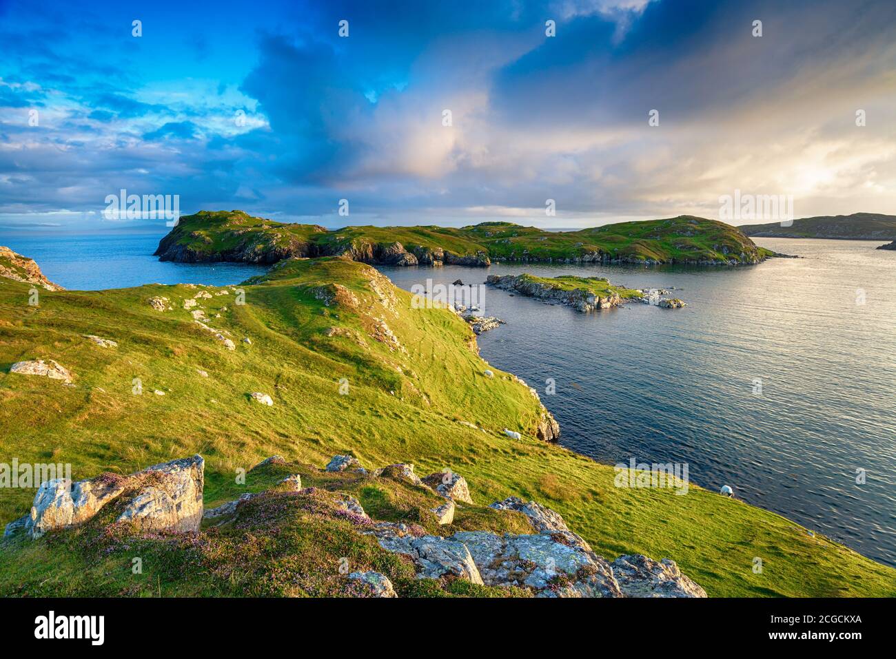 Serata di sole sulla costa di Rodel sull'isola Di Harris nelle Ebridi esterne della Scozia Foto Stock