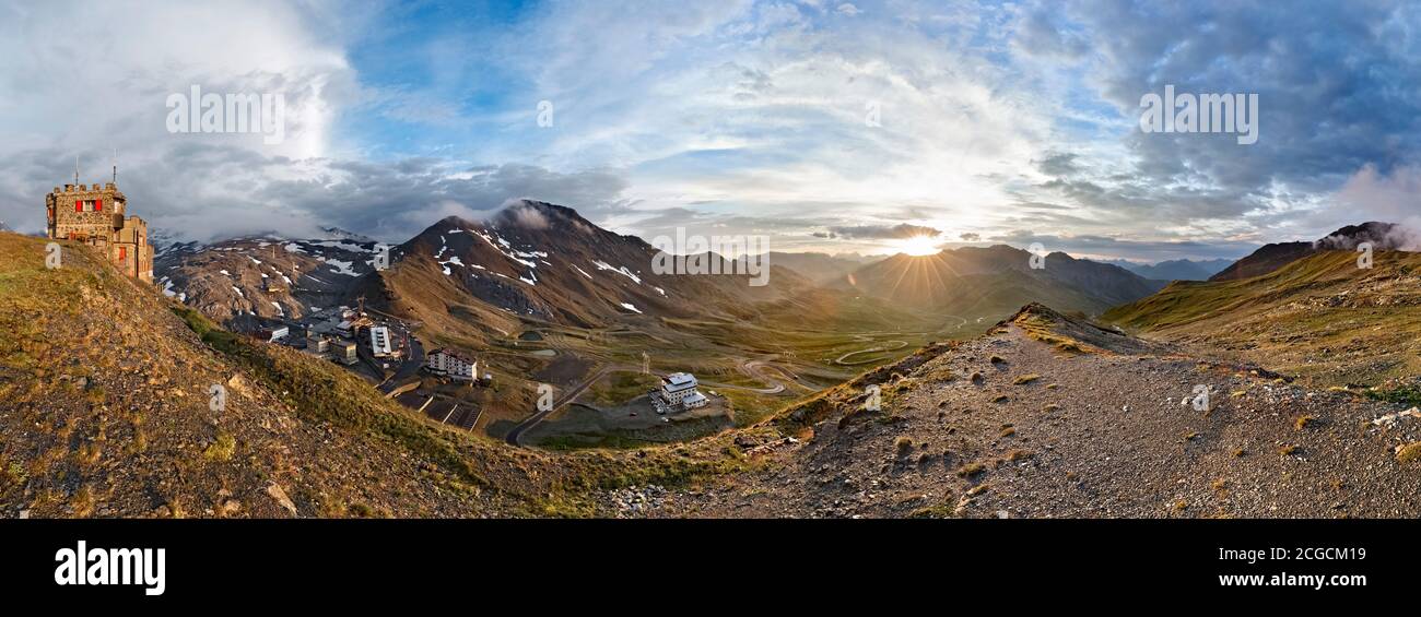 Il Rifugio Garibaldi si affaccia sul lato lombardo della strada che porta al passo dello Stelvio. Provincia di Sondrio, Lombardia, Italia, Europa. Foto Stock