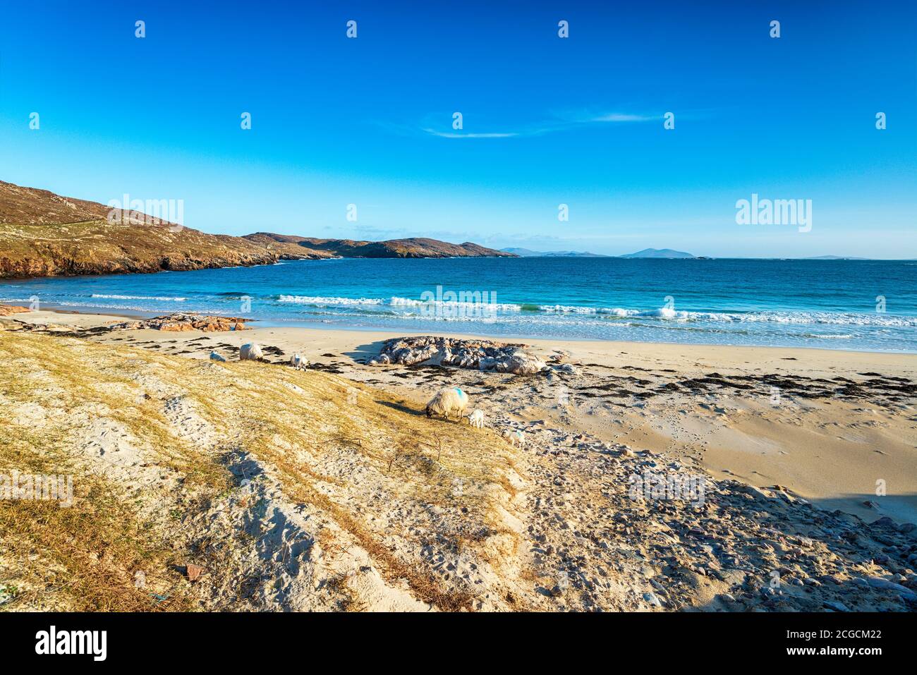 Cielo blu chiaro e sole sulla spiaggia di sabbia a. Hushinish sull'isola di Harris in Scozia Foto Stock