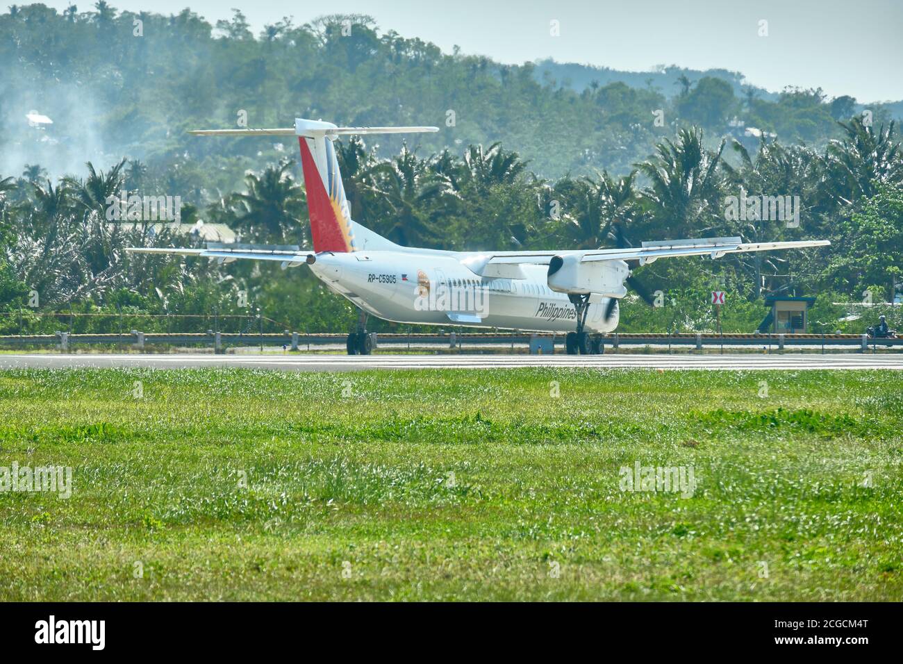 Boracay, Filippine - 31 gennaio 2020: Un aeromobile Dash 8-400 De Havilland Canada con il numero di coda RP-C5905 Philippine Airlines si prepara a prendere Foto Stock