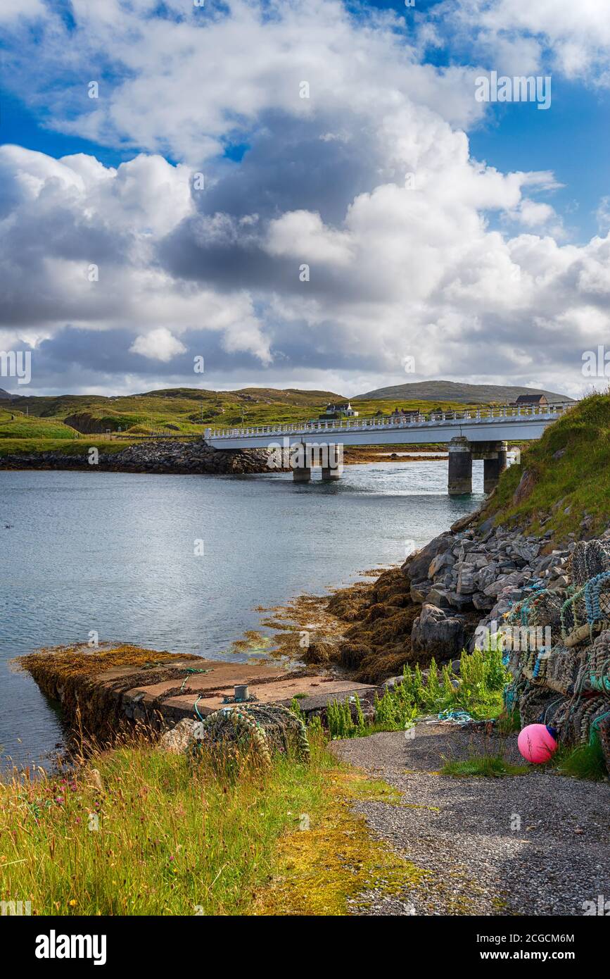 Il ponte sull'Atlantico che collega l'Isola di Grande BERNERA con l'Isola di Lewis nelle Isole occidentali Della Scozia Foto Stock