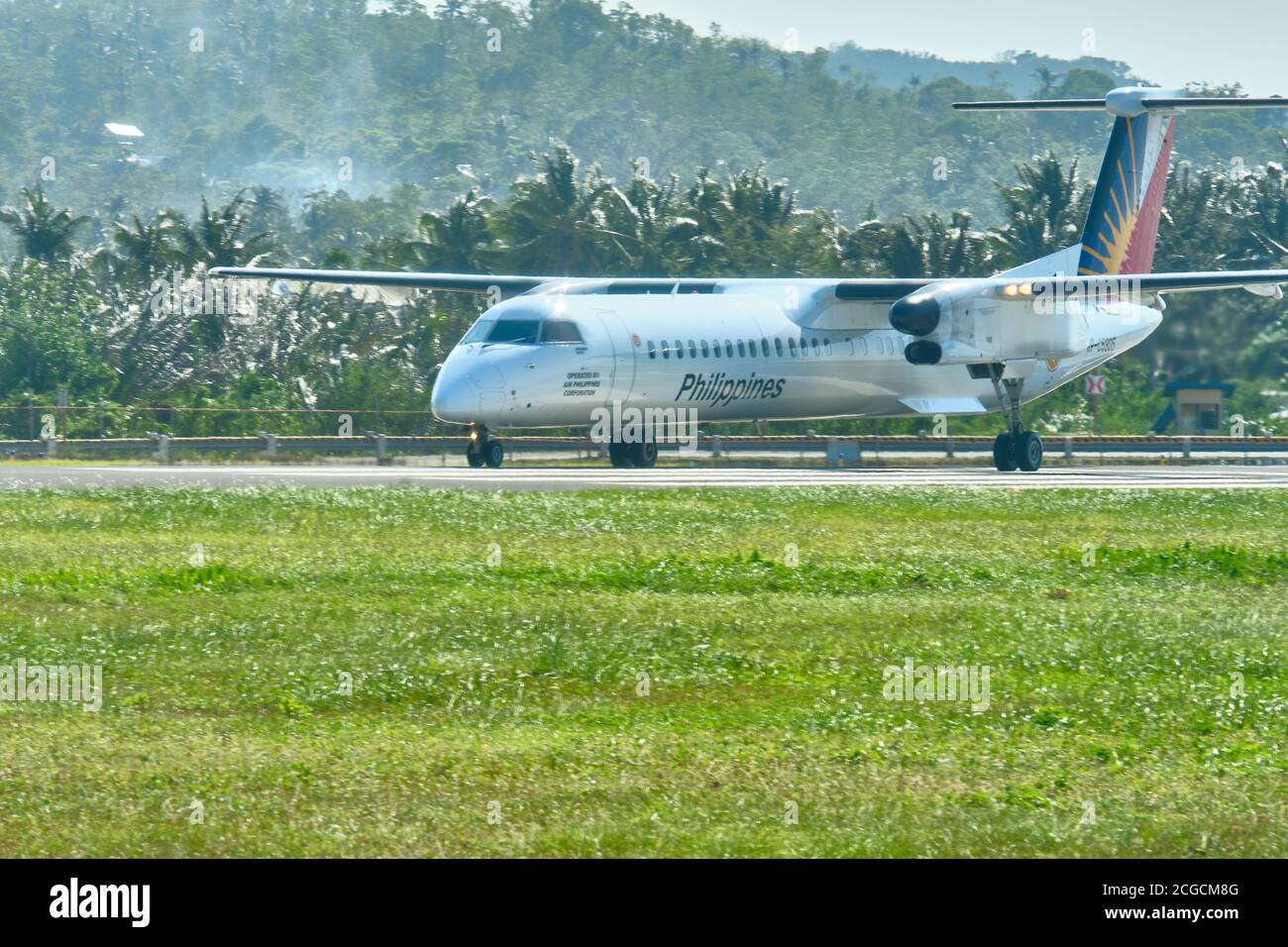 Boracay, Filippine - 31 gennaio 2020: Un aeromobile Dash 8-400 De Havilland Canada con il numero di coda RP-C5905 Philippine Airlines si prepara a prendere Foto Stock