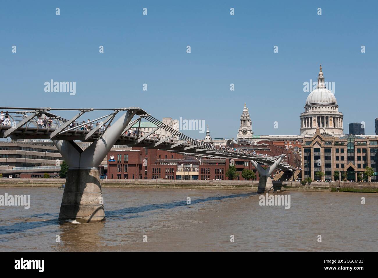 Il Millennium Bridge attraversa il Tamigi con la Cattedrale di St Paul sullo sfondo, City of London, Inghilterra. Foto Stock