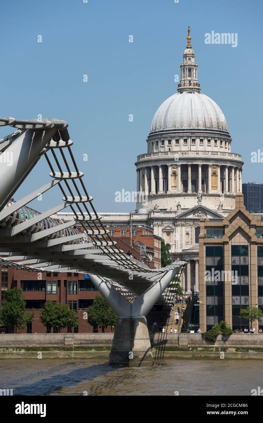Il Millennium Bridge attraversa il Tamigi con la Cattedrale di St Paul sullo sfondo, City of London, Inghilterra. Foto Stock