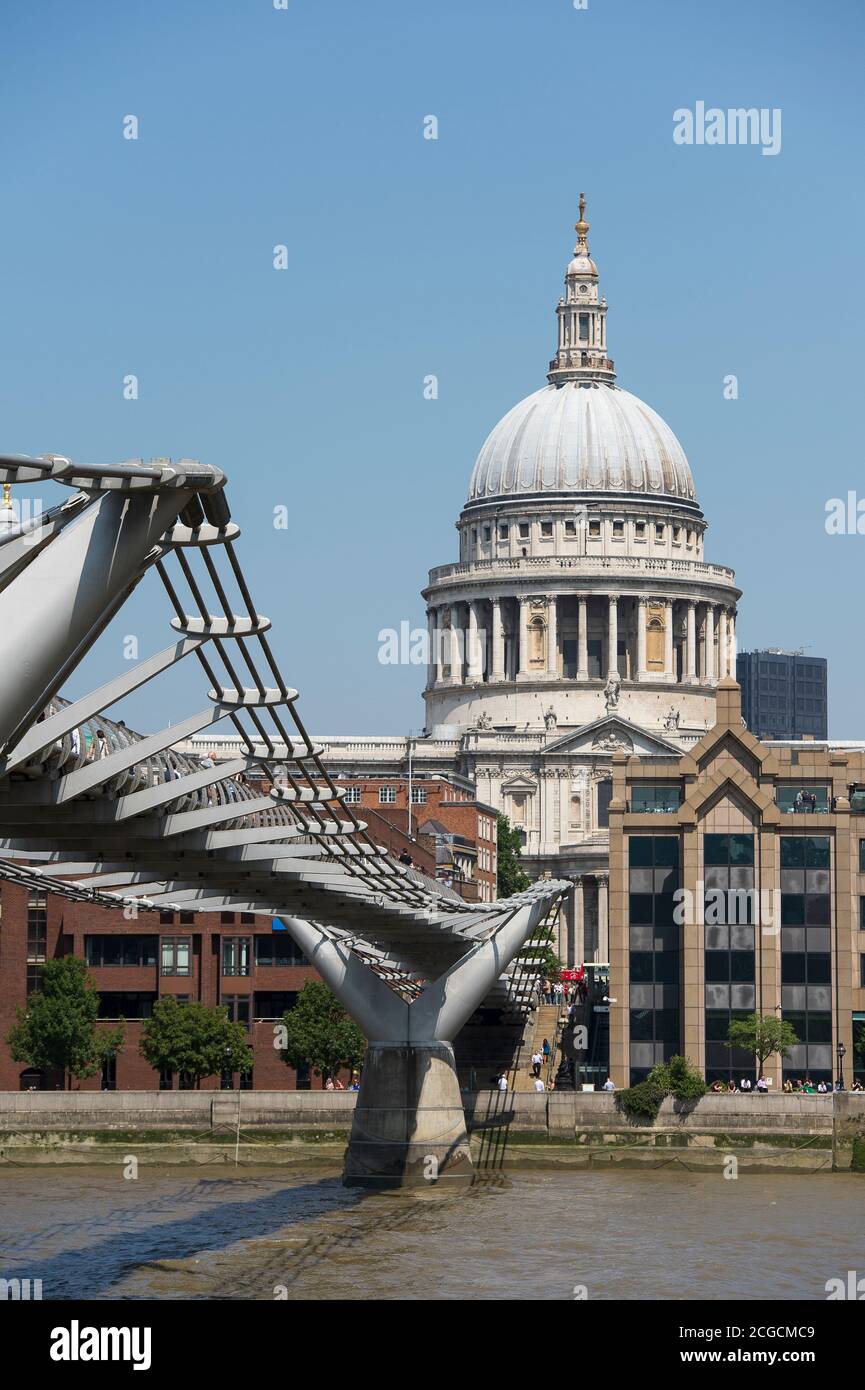 Il Millennium Bridge attraversa il Tamigi con la Cattedrale di St Paul sullo sfondo, City of London, Inghilterra. Foto Stock