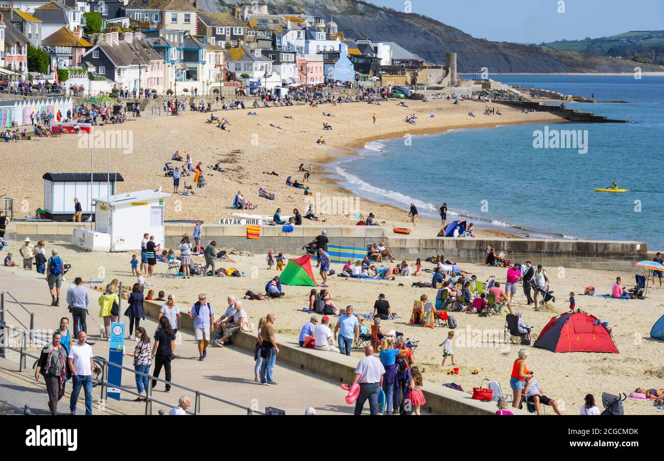 Lyme Regis, Dorset, Regno Unito. 10 settembre 2020. Regno Unito Meteo: Bella caldo settembre sole e un po 'di cielo blu presso la stazione balneare di Lyme Regis davanti alla mini onda di calore e 'estate indiana 'previsioni nel fine settimana. Credit: Celia McMahon/Alamy Live News Foto Stock