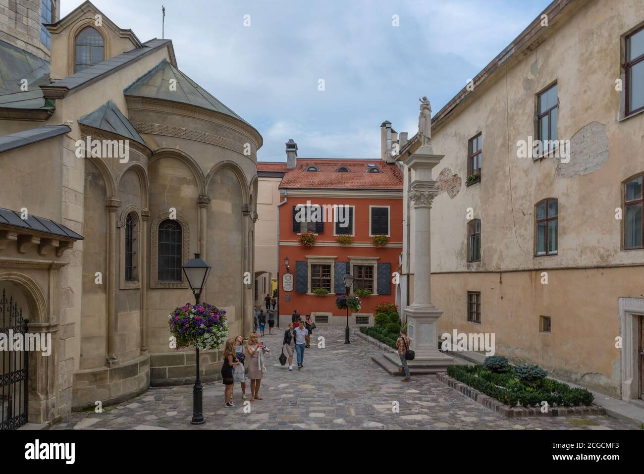 Persone sconosciute in una strada pedonale nella città vecchia di Lviv, Ucraina Foto Stock Persone sconosciute in una strada pedonale nella città vecchia di Lviv, Ucraina Foto Stock