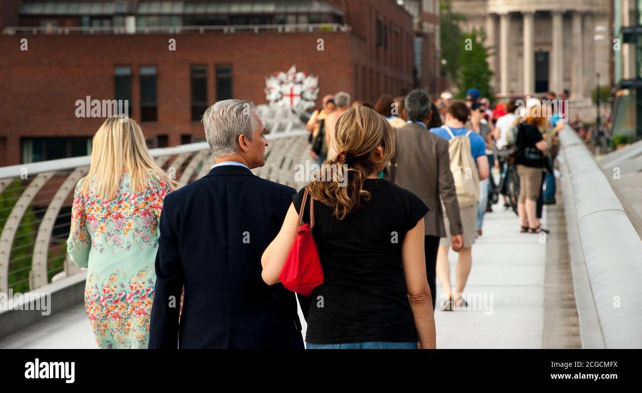 Turisti che attraversano il Millennium Bridge nella città di Londra, Inghilterra. Foto Stock