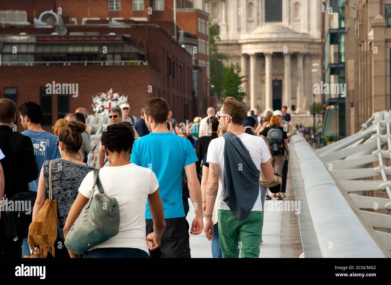Turisti che attraversano il Millennium Bridge nella città di Londra, Inghilterra. Foto Stock