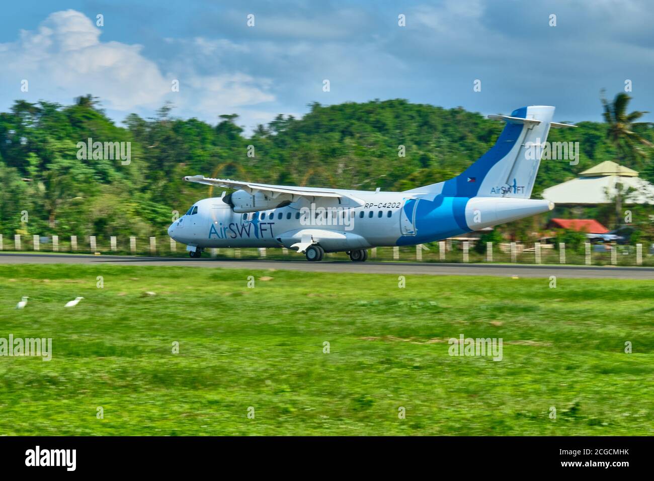 Boracay, Filippine - 31 gennaio 2020: Un aeromobile ATR 42 con il numero di coda RP-C4202 AIRSWIFT si appresta a decollo all'aeroporto di Caticlan a Panay Foto Stock