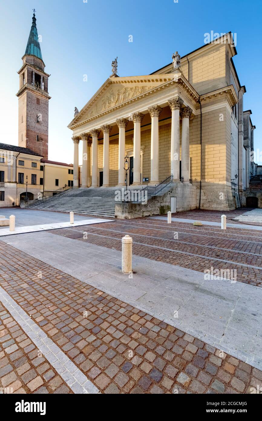 La facciata del Duomo di Cologna Veneta è un esempio di stile neoclassico. Provincia di Verona, Veneto, Italia, Europa. Foto Stock