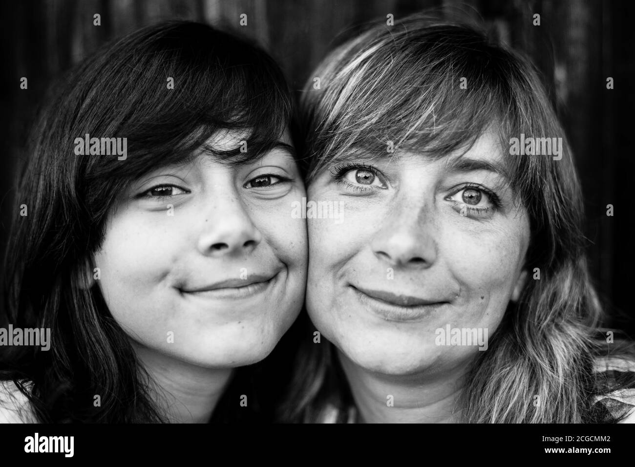 Primo piano ritratto di una donna e sua figlia teen ragazza. Fotografia in bianco e nero. Foto Stock