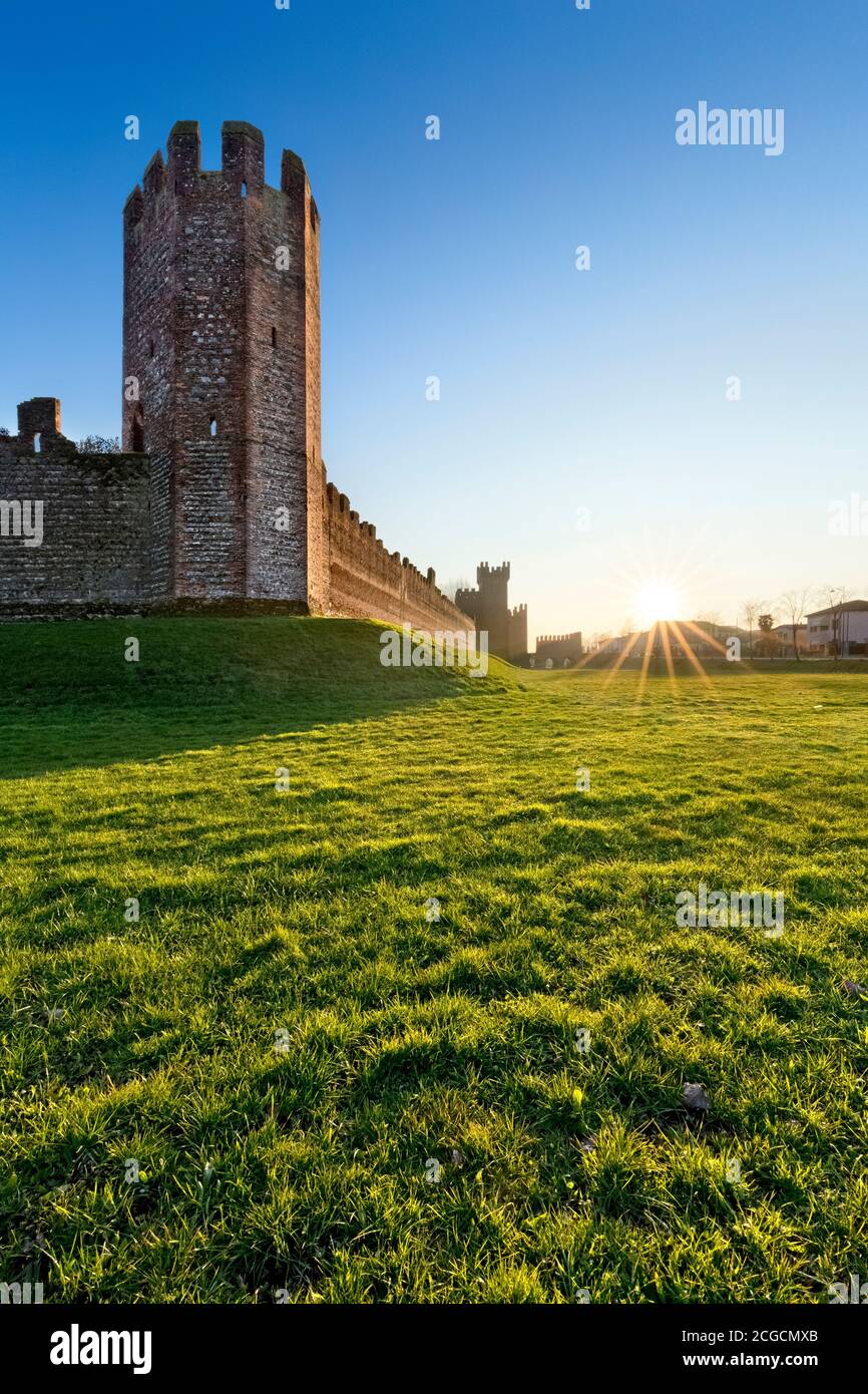 Tramonto sulla città medievale fortificata di Montagnana. Provincia di Padova, Veneto, Italia, Europa. Foto Stock
