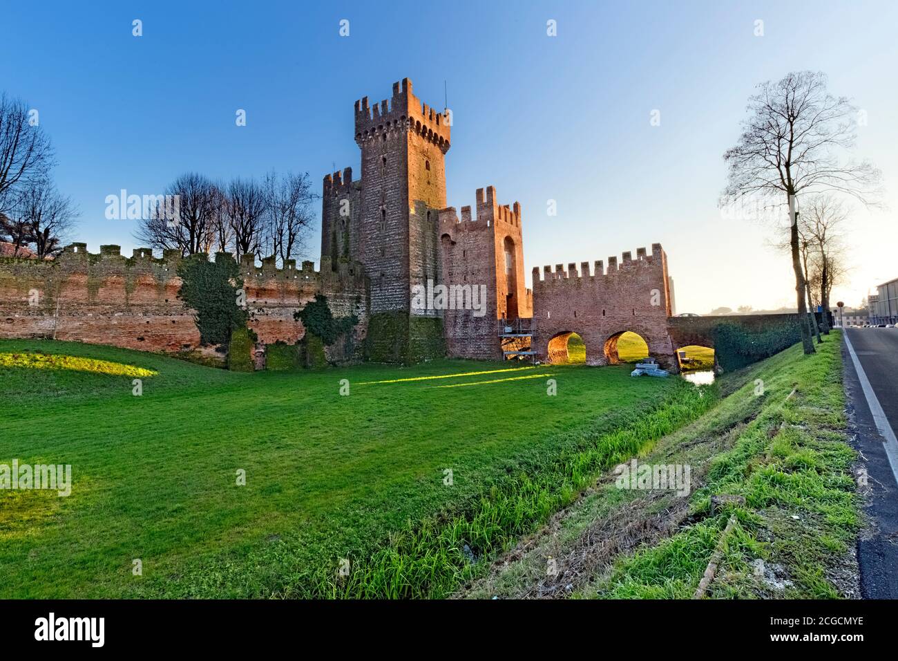 Tramonto sulla città medievale fortificata di Montagnana. Provincia di Padova, Veneto, Italia, Europa. Foto Stock