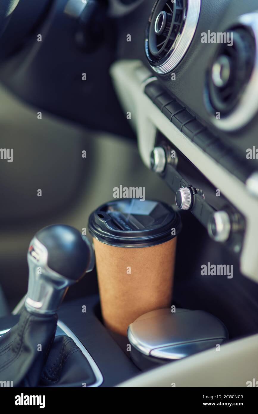 Immagini Stock - Tazza Di Caffè In Un Portabicchieri Per Auto