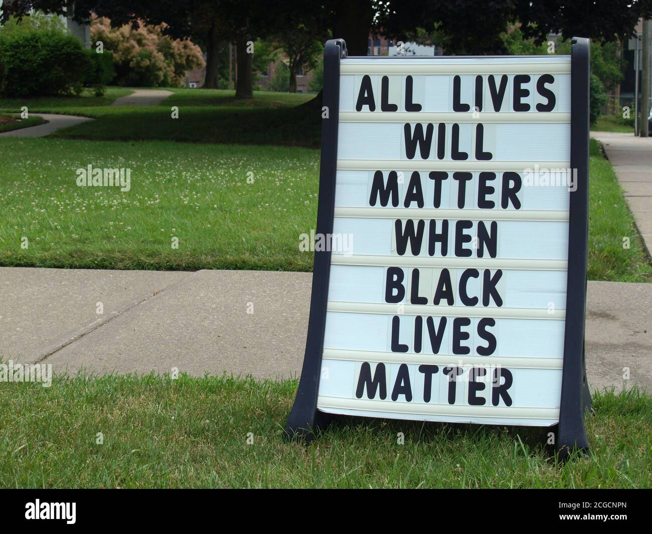 Un cartello all'esterno di una chiesa nell'estate del 2020 Dice che tutte le vite avranno importanza quando Black vive importa dentro solidarietà con le proteste di giustizia sociale a livello mondiale Foto Stock