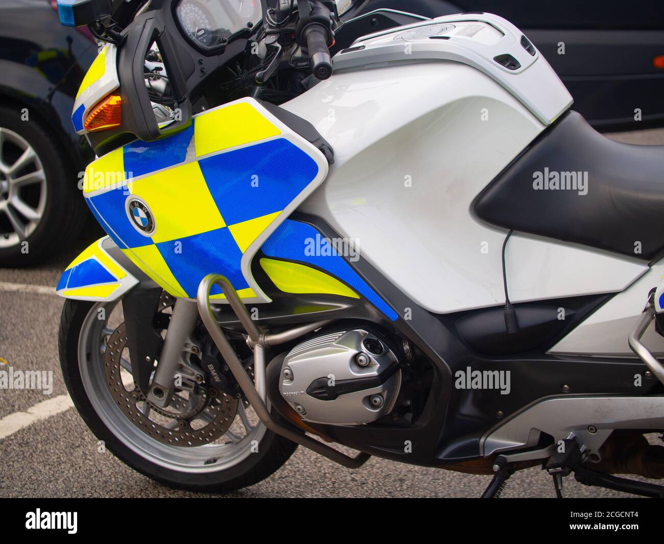 Motociclette di polizia parcheggiate insieme. Foto Stock