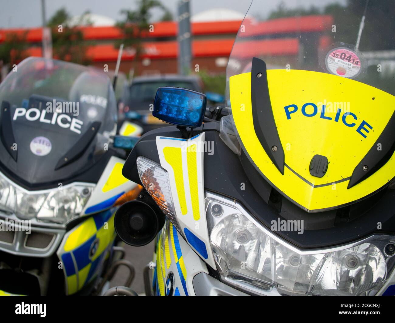 Motociclette di polizia parcheggiate insieme. Foto Stock