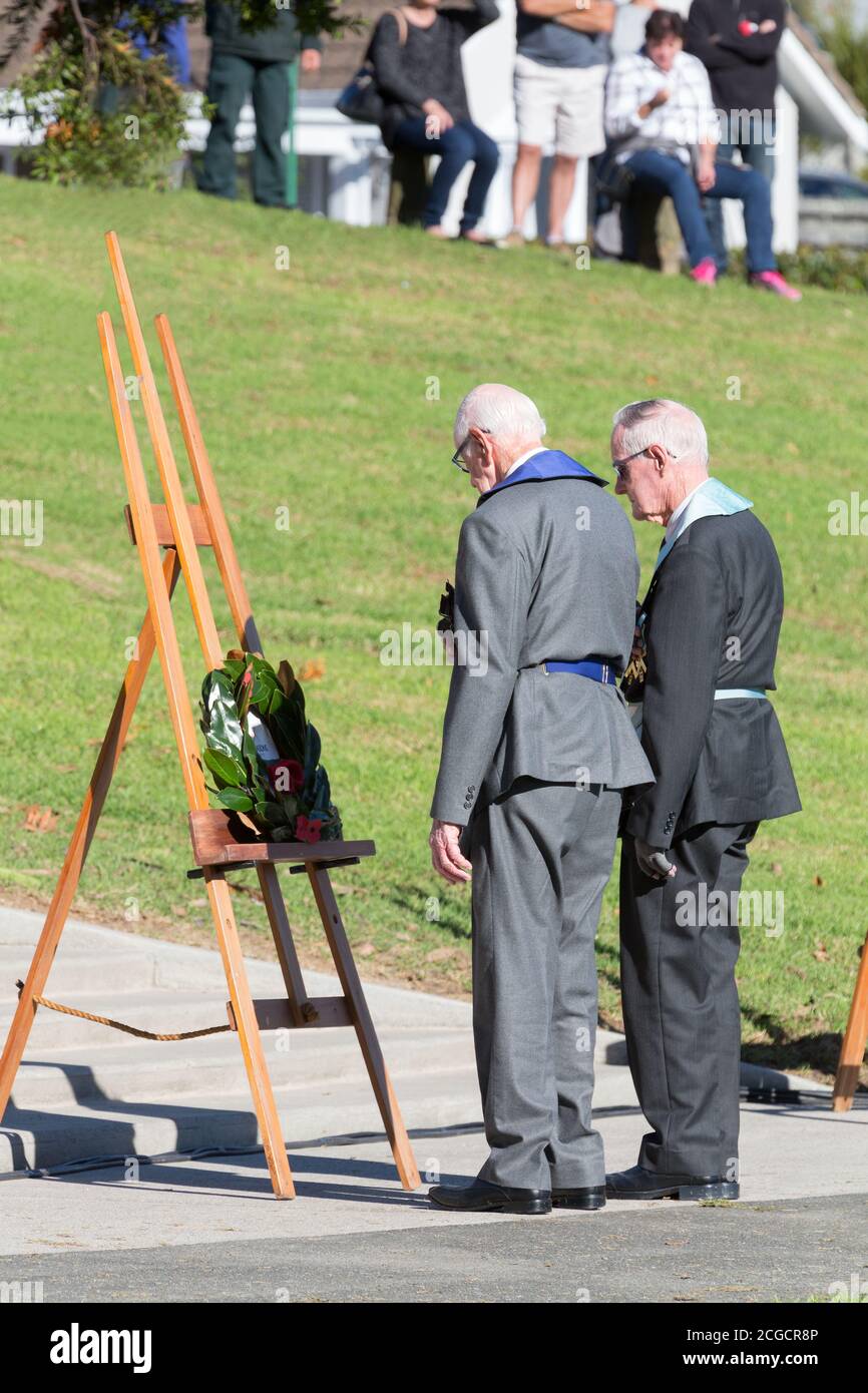 Un paio di veterani anziani che posano una corona durante i servizi del giorno dell'Anzac nel Memorial Park, Tauranga, Nuova Zelanda. Aprile 25 2018 Foto Stock