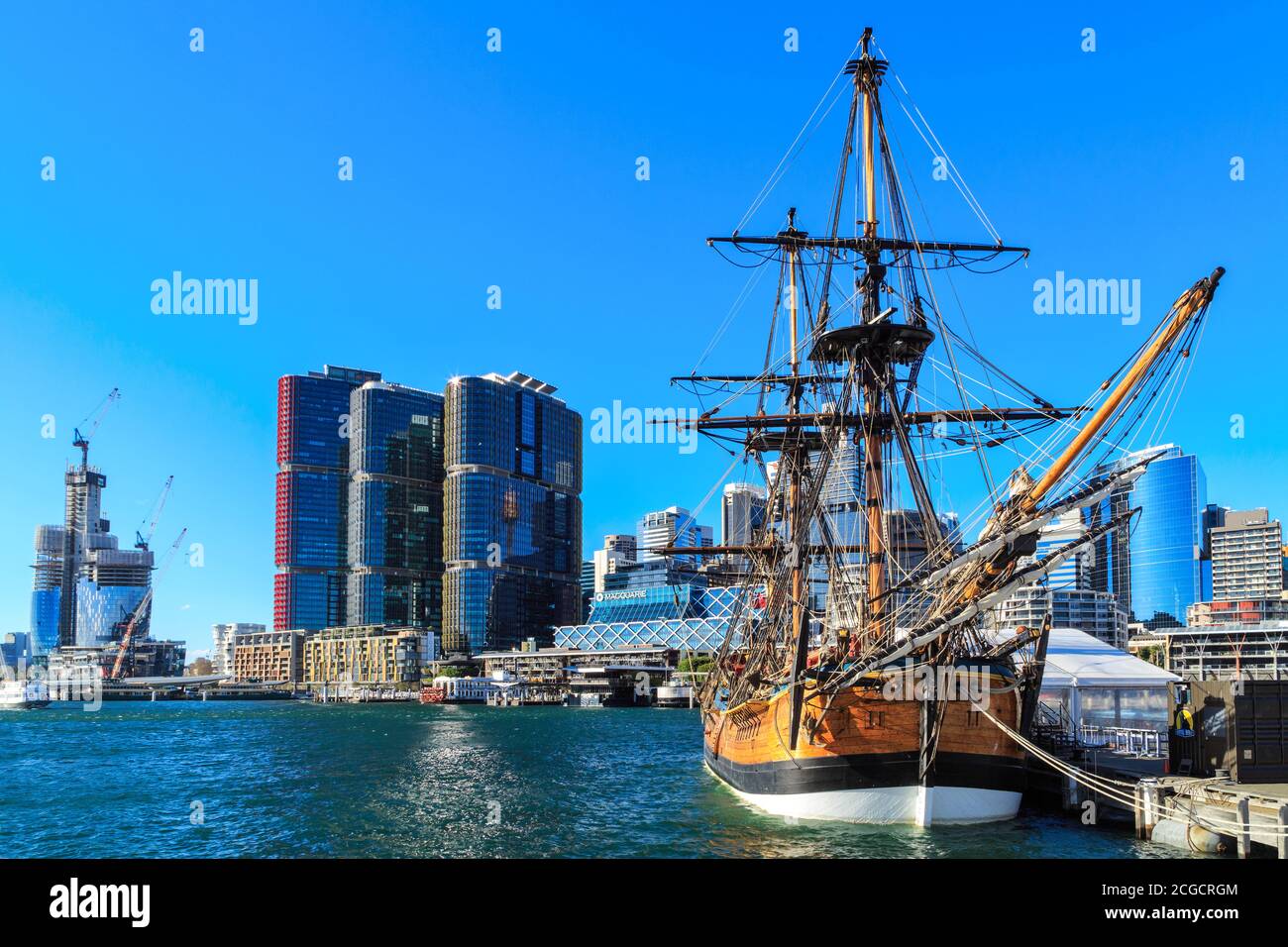 Replica della nave del Capitano Cook HMS "Endeavour" a Darling Harbour, Sydney, Australia. Sullo sfondo sono le Torri internazionali Foto Stock