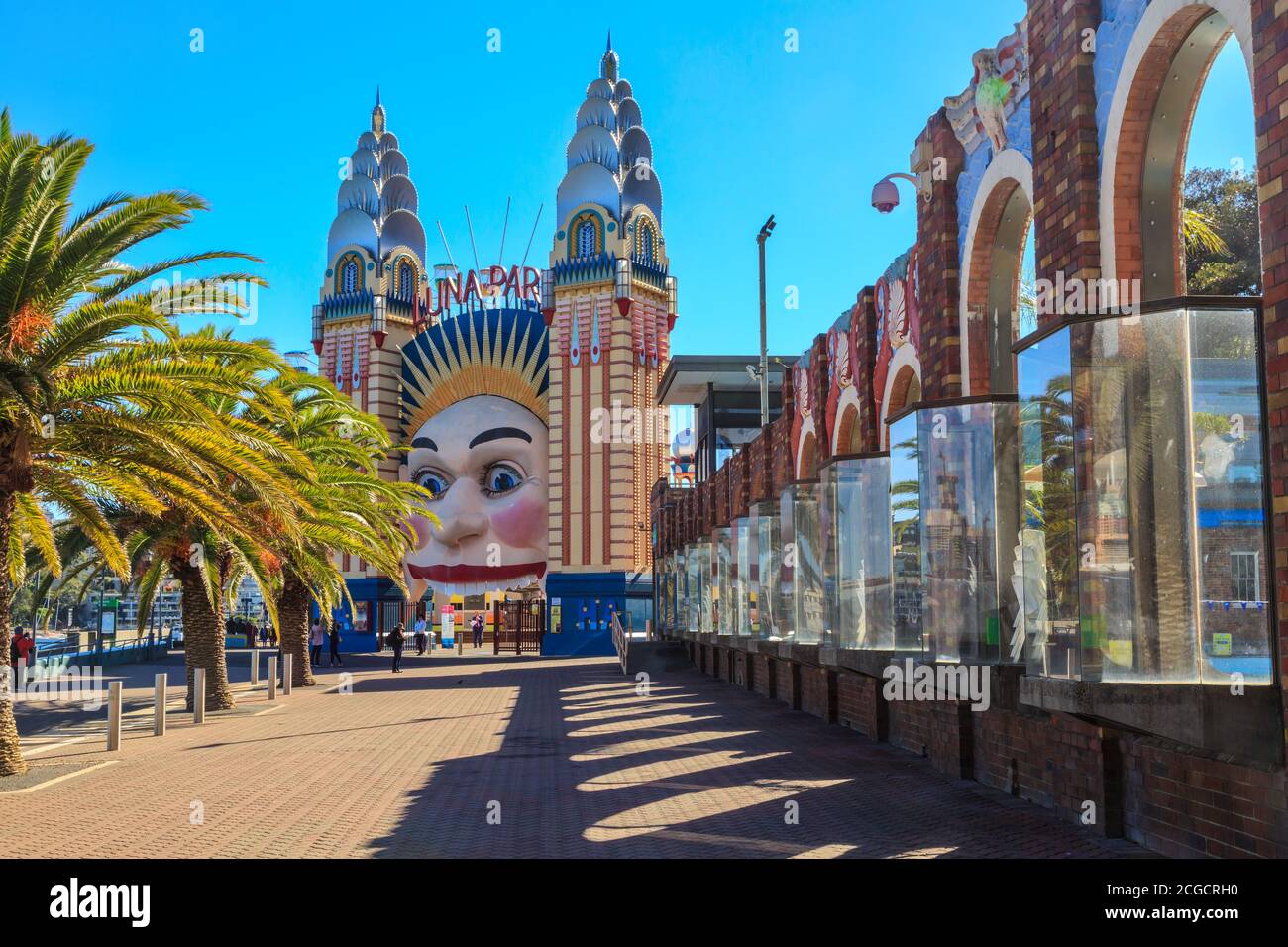 Sydney, Australia. La faccia sorridente dell'entrata al Luna Park e la parete esterna decorativa della piscina Olimpica di Sydney Nord Foto Stock
