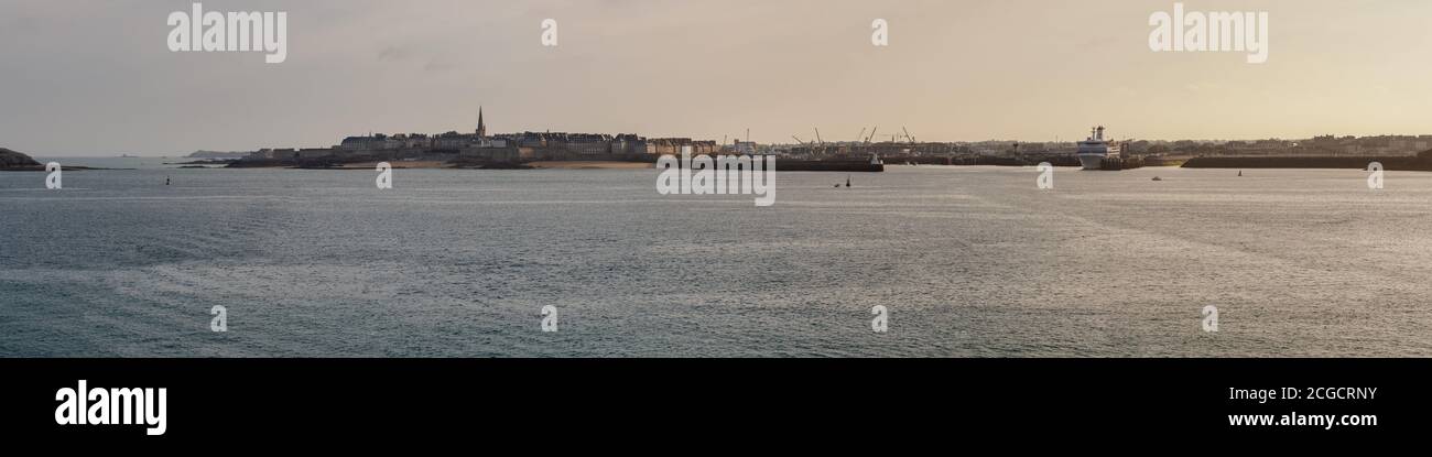 Paesaggio francese - Bretagne. Vista panoramica sulla città vecchia di Saint-Malo in Bretagna. Foto Stock