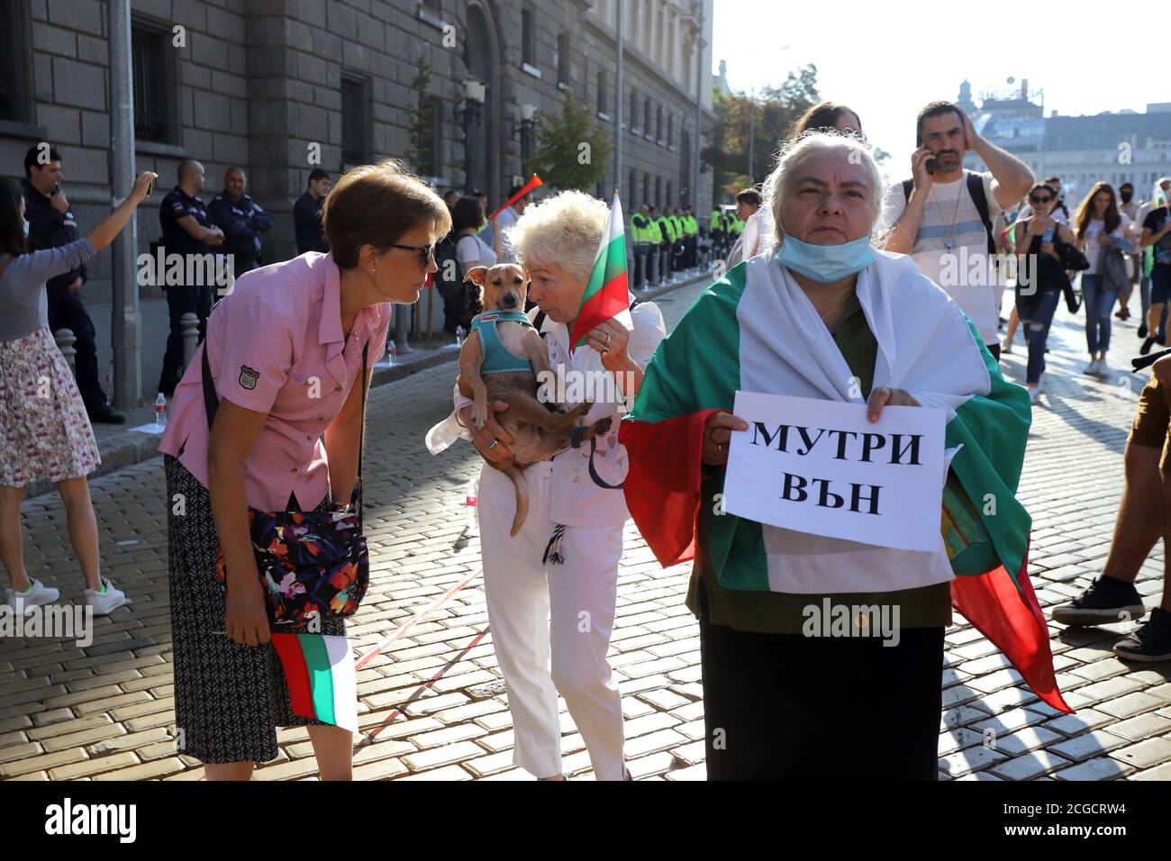 10 settembre, Sofia, Bulgaria: 64° giorno di proteste contro la mafia, il governo e il procuratore generale Ivan Geshev. Si srotola il bulgaro fl Foto Stock