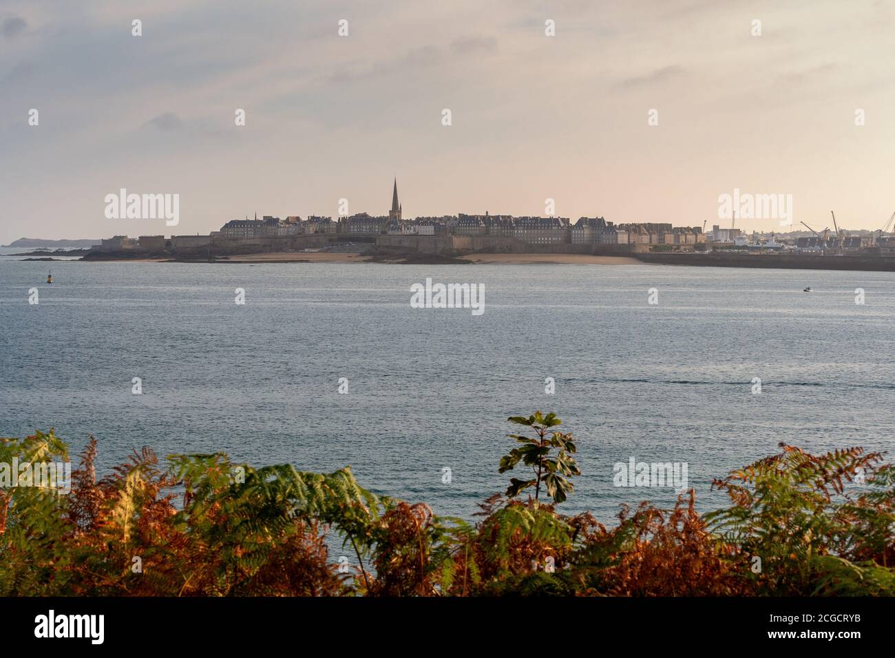 Paesaggio francese - Bretagne. Vista panoramica sulla città vecchia di Saint-Malo in Bretagna. Foto Stock