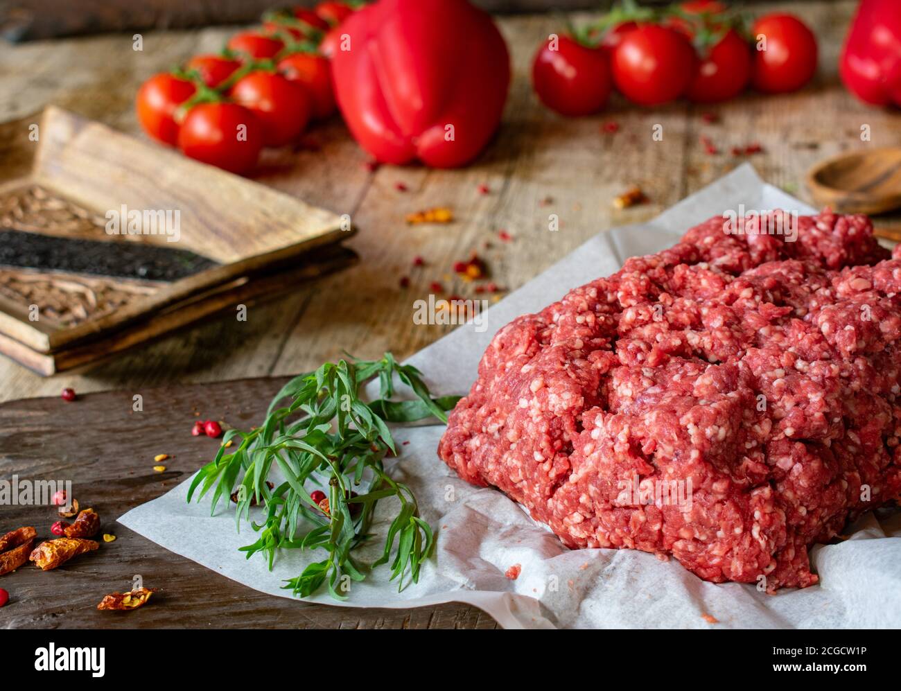 carne macinata fresca e cruda, carne macinata da macellaio su fondo tavola di legno Foto Stock