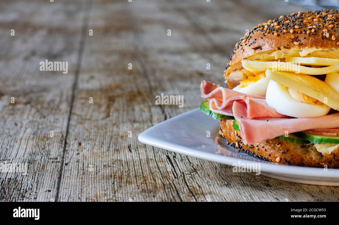 sandwich con ripiano su sfondo di legno con spazio per la copia Foto Stock