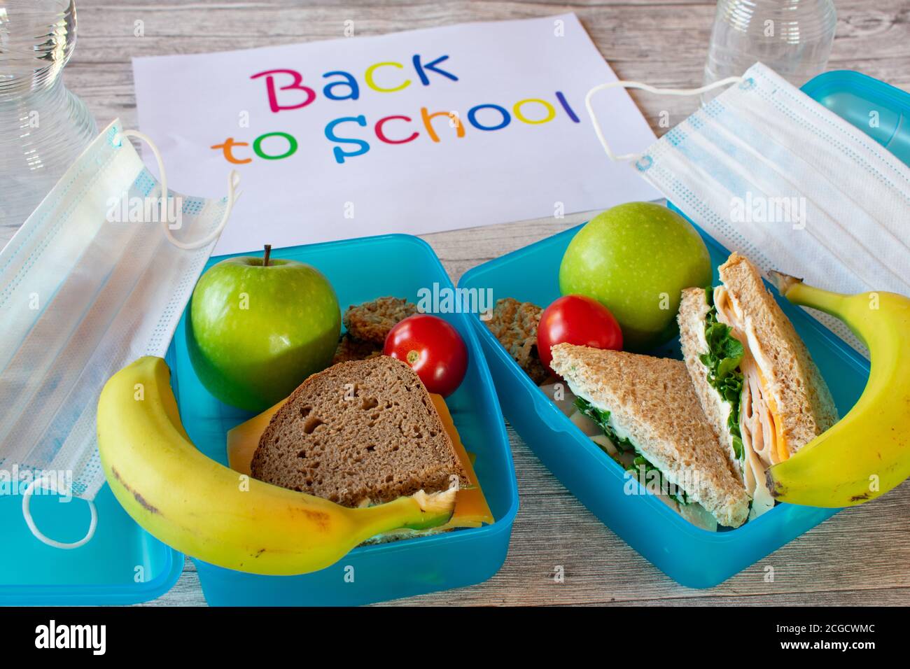 Torna a scuola durante corona - pranzo al sacco con sano maschera di protezione per il pasto e la bocca Foto Stock