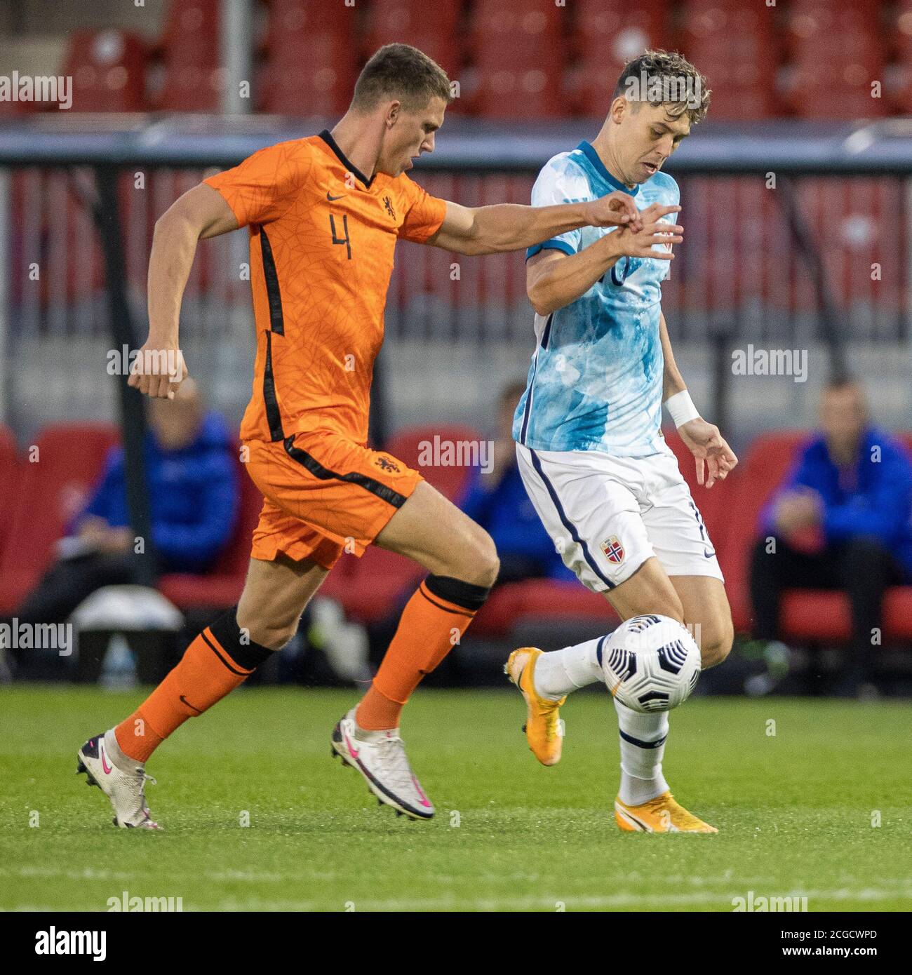 08-09-2020: Sport : Jong Oranje vs Jong Noorwegen Jong Oranje giocatore Sven Botmanand Jong Noorwegen giocatore Jorgen Strand Larsen durante la partita Jon Foto Stock