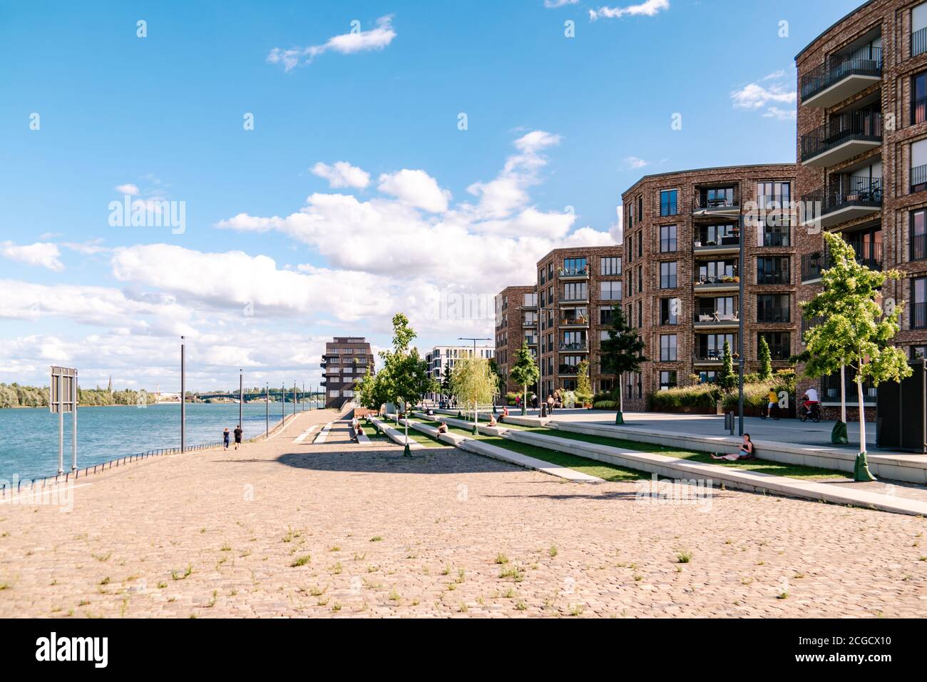 Magonza, Rheinland-PfalzGermania agosto 2020 , nuovo condominio di appartamenti di strutture appena costruito al porto sul fiume Rhein a Magonza sul fiume reno Foto Stock