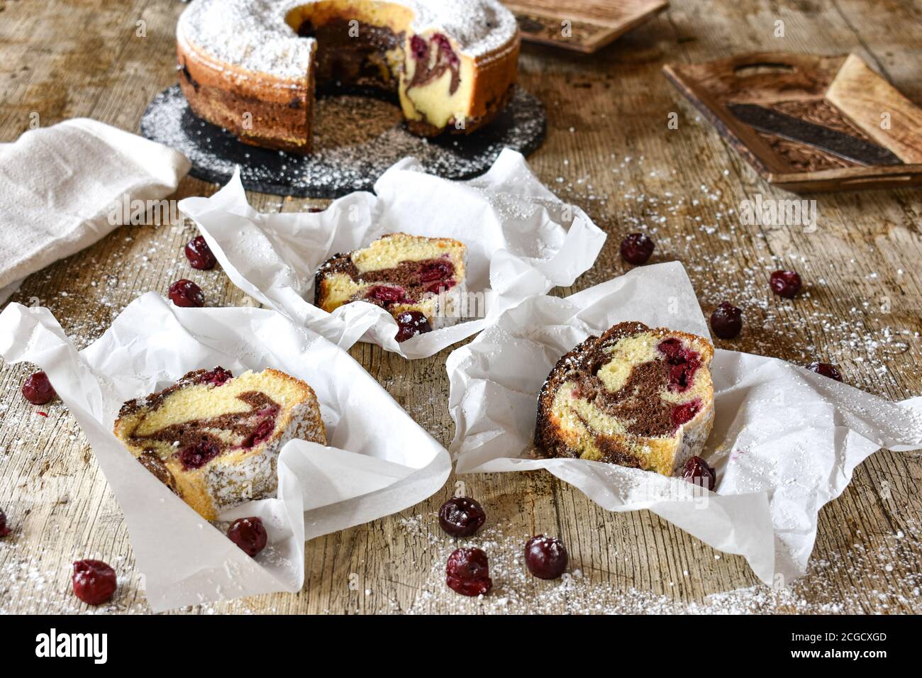 pezzi di torta di marmo su sfondo rustico di legno dall'alto Foto Stock