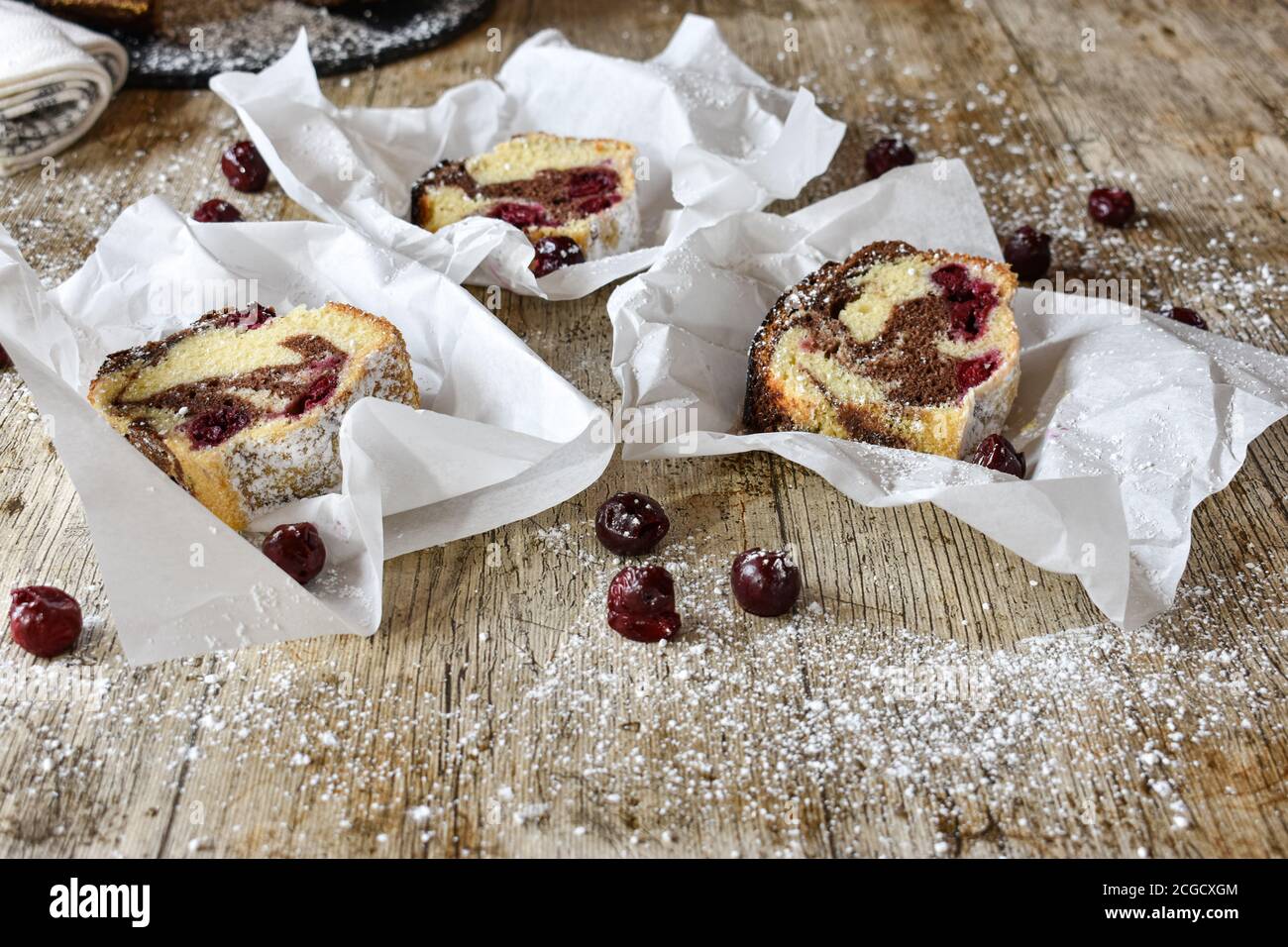 fette fresche e deliziose di torta di marmo su carta da forno - servito come cibo di strada Foto Stock
