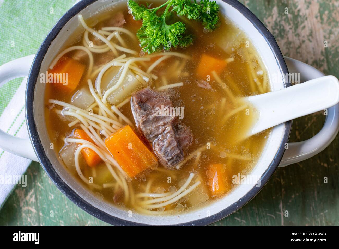 una ciotola di zuppa di noodle di manzo dall'alto Foto Stock