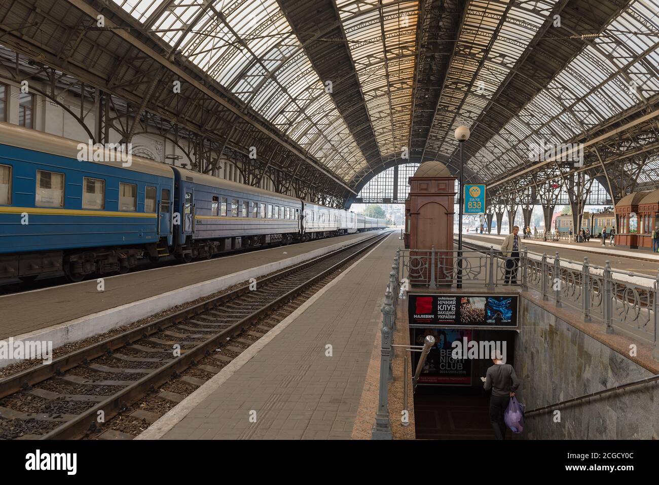 Persone sconosciute nella stazione ferroviaria principale di Lviv, Ucraina Foto Stock