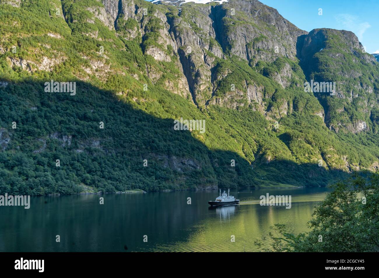 Vista mozzafiato sul Naeroyfjord, patrimonio dell'umanità dell'UNESCO nel comune di Aurland nella contea di Vestland, Norvegia. Foto Stock