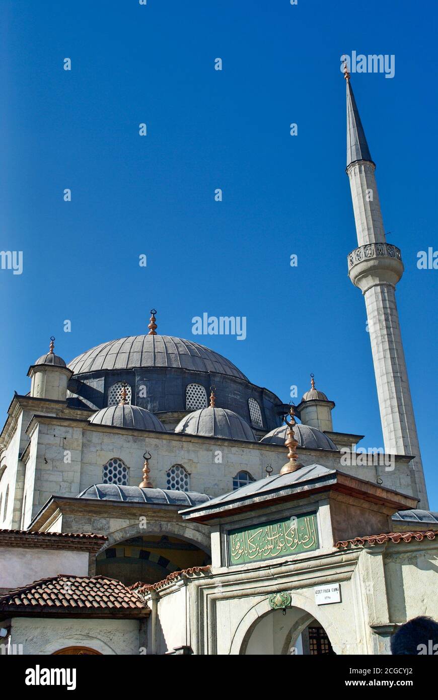 Safranbolu. La Moschea di Izzet Pasha risale al XVIII secolo. Leggi dal segno verde d'ingresso: 'L'esecuzione delle preghiere è un dovere per i credenti al Foto Stock