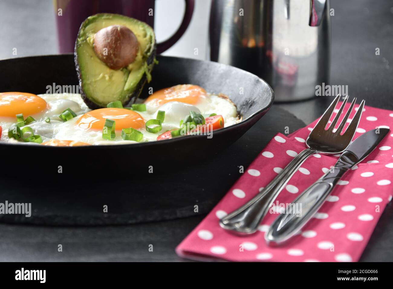 Colazione Ketogenic uova fritte soleggiate con una tazza di caffè Foto Stock