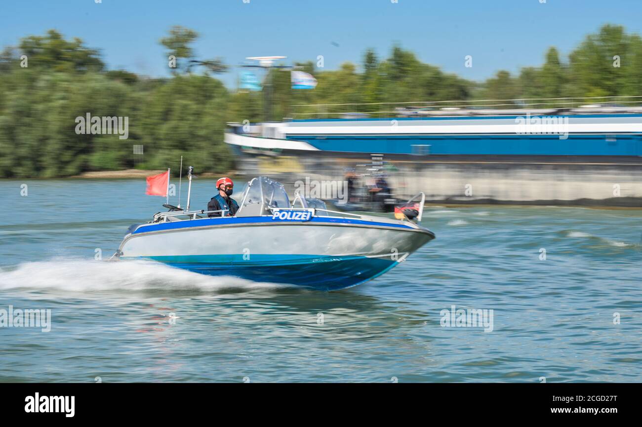 10 settembre 2020, Renania-Palatinato, Magonza: Durante l'esercizio, una barca della polizia dell'acqua dalla Renania-Palatinato salpa a fianco di un carroponte interno. La polizia idrica della Renania-Palatinato e dell'Assia sta provando vari scenari di dispiegamento con i loro team di emergenza marittima (MEG) sul Reno vicino a Magonza durante un esercizio di due giorni di cross-state. Foto: Andreas Arnold/dpa Foto Stock