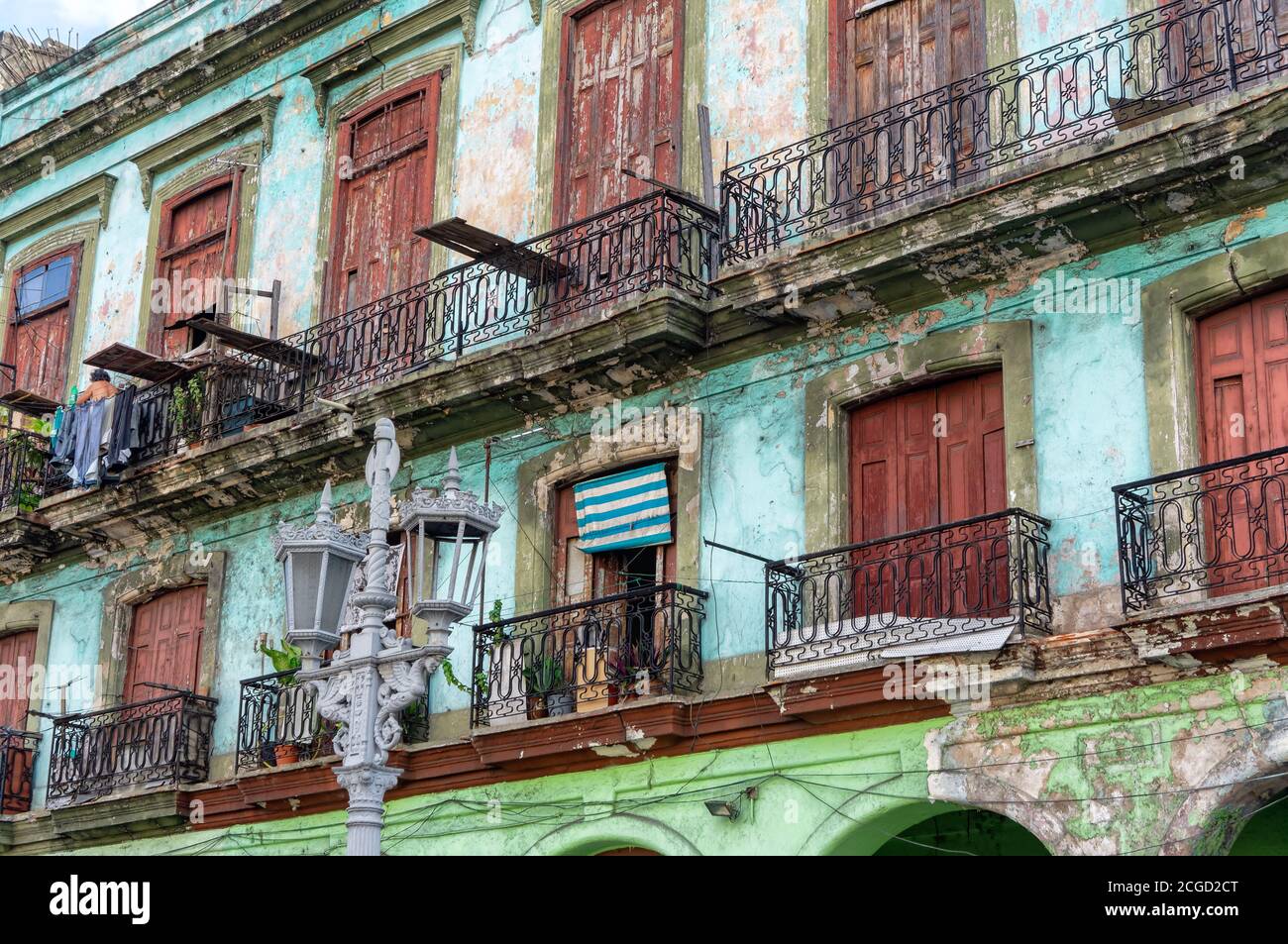 Vecchi appartamenti consumati a l'Avana, Cuba Foto Stock